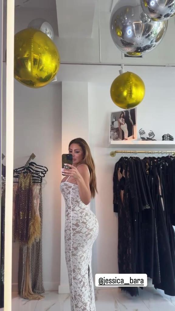 徐娘半老！皮蓬前妻穿吊帶裙自拍，這身材也太炸裂了！