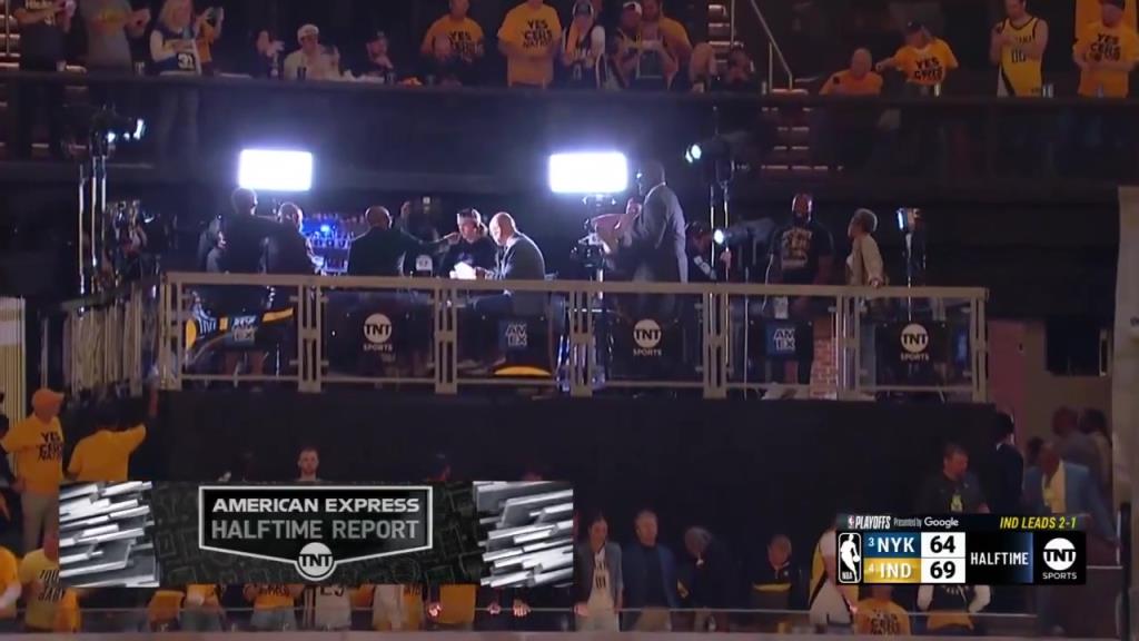 ??？轉(zhuǎn)播鏡頭給到解說看臺(tái)，奧尼爾居然抱著一個(gè)人在彎舉