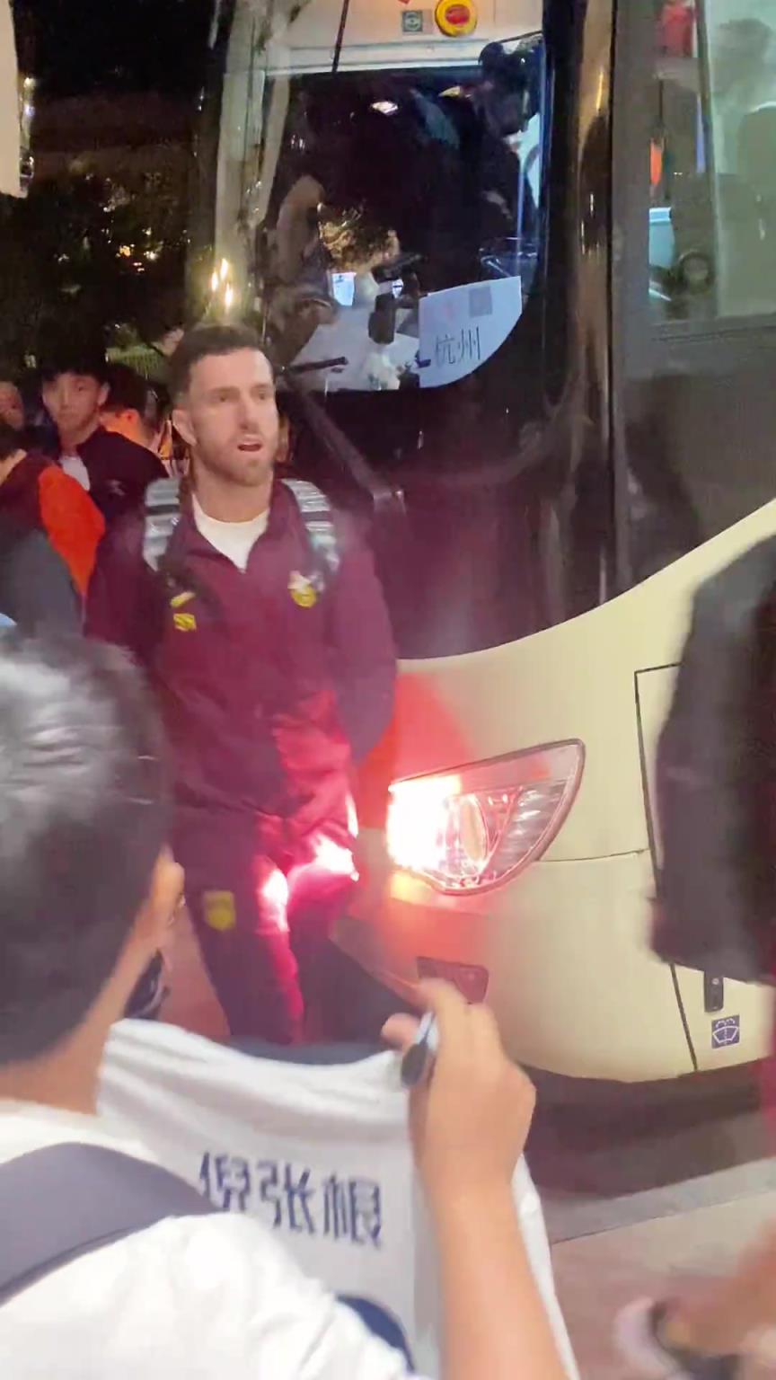 韋世豪嚇得箭步逃跑！國(guó)足深夜到酒店差點(diǎn)被摁在車頭不讓走