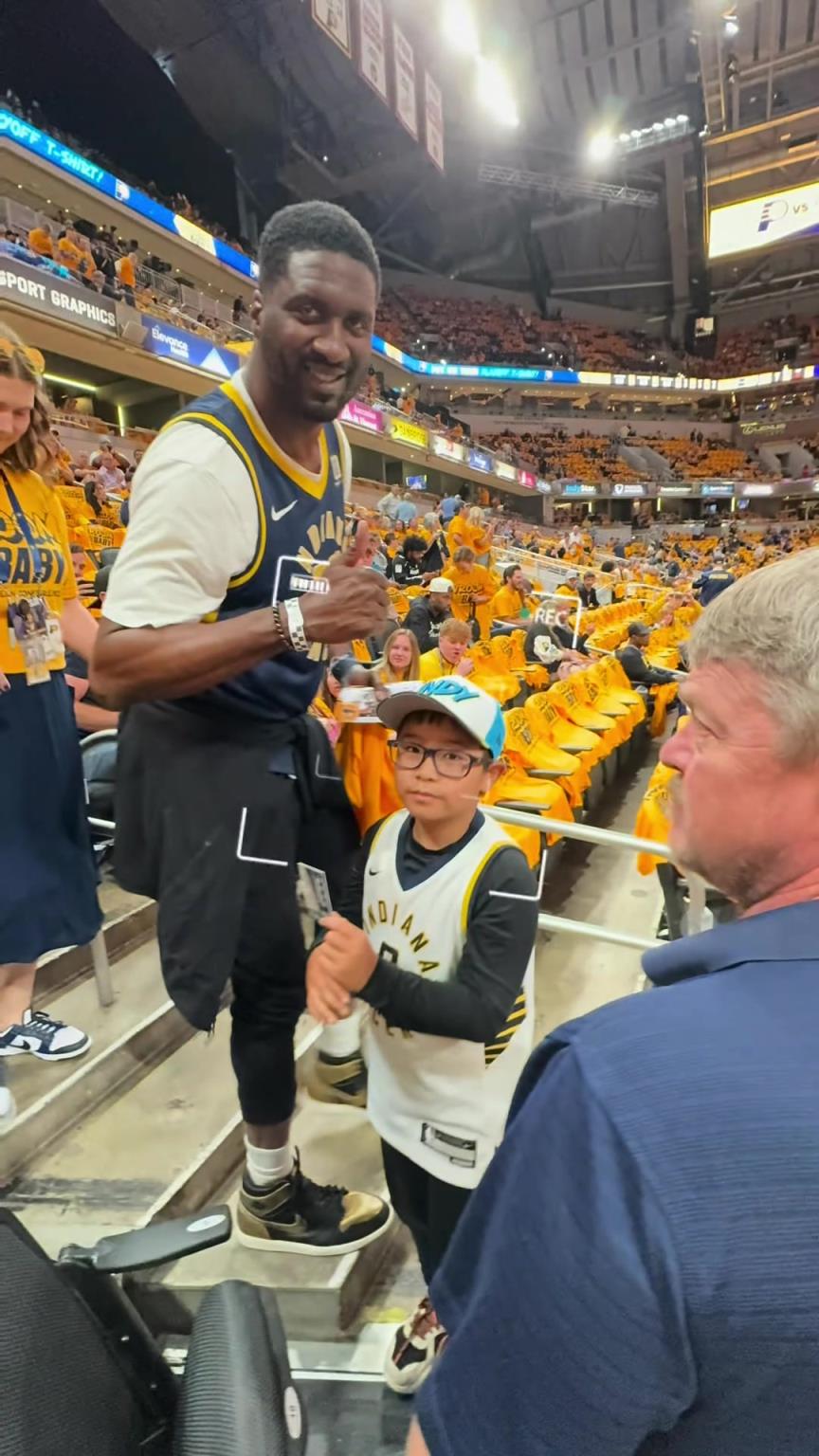 現(xiàn)在真成高圓圓了！步行者名宿希伯特現(xiàn)身主場(chǎng)給小球迷簽名