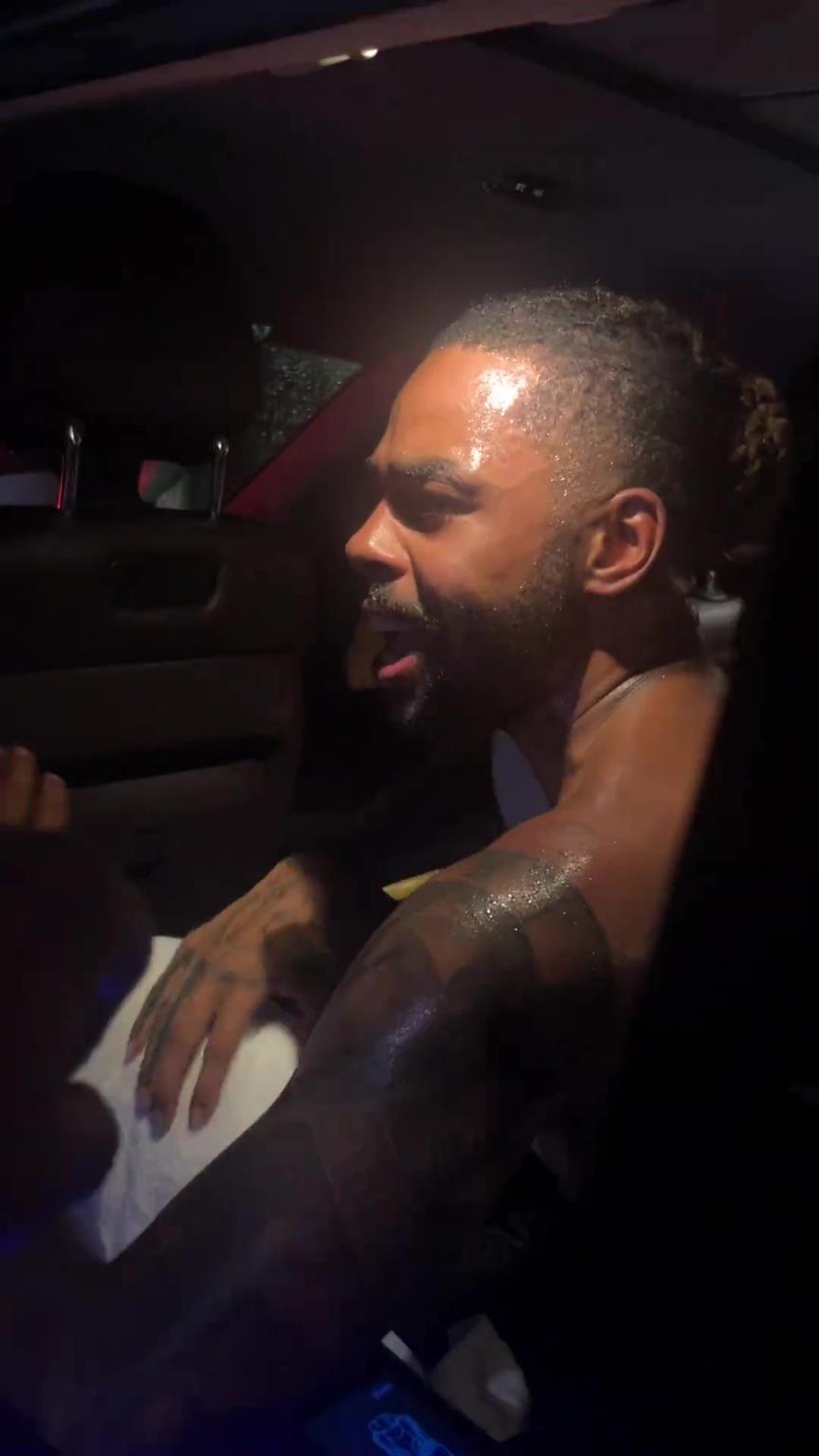 太熱情了！拉塞爾中國行坐車離開球迷們被團(tuán)團(tuán)圍住