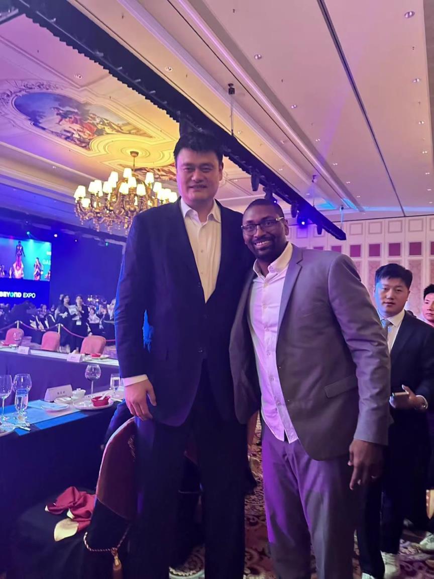 阿泰斯特曬與姚明合照：這是我最喜歡的隊(duì)友 姚??！