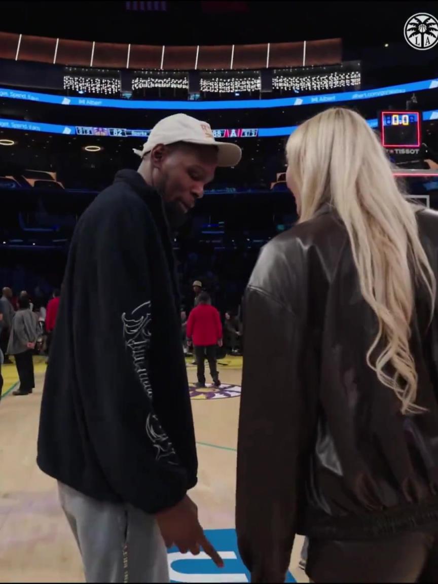 小帥這氣質(zhì)！杜蘭特與庫里教妹布林克擁抱，眼睛好像一直偷瞟布林克大長腿