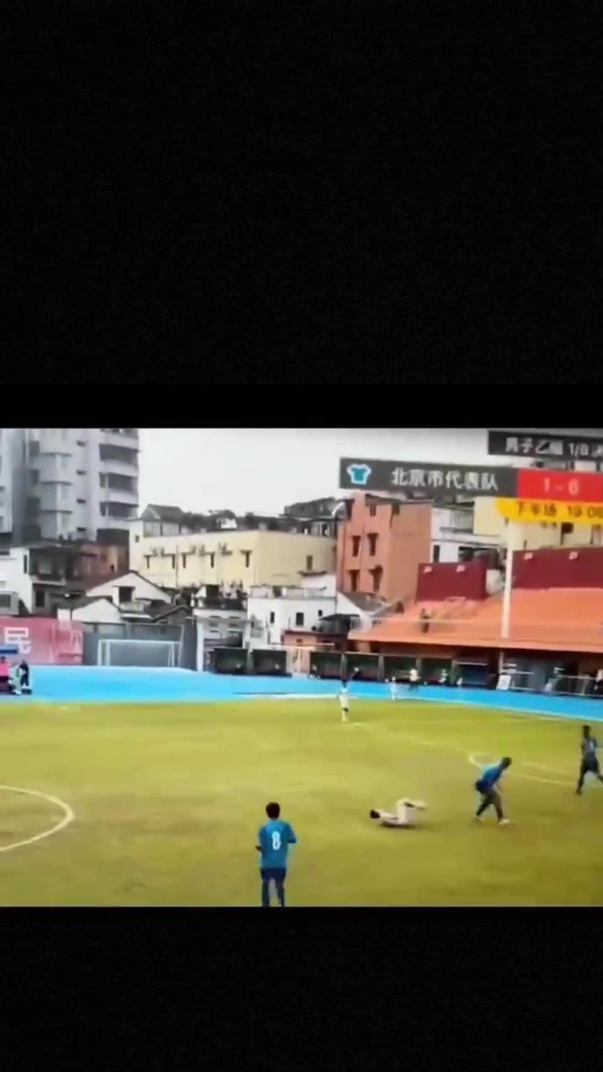 太可怕了！全運(yùn)會(huì)驚現(xiàn)殺人足球，球員將對(duì)手直接踢骨折