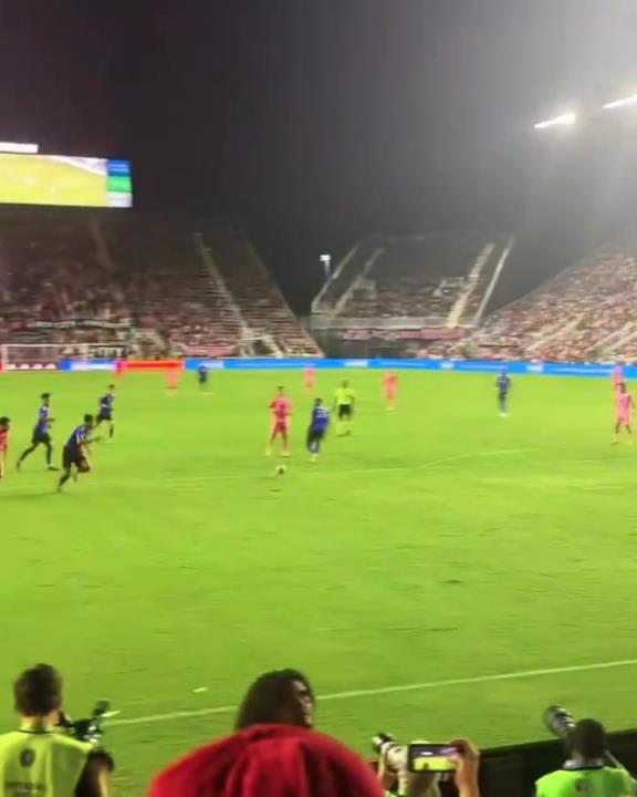 梅老板為了給蘇亞雷斯送個助攻，也是拼了啊