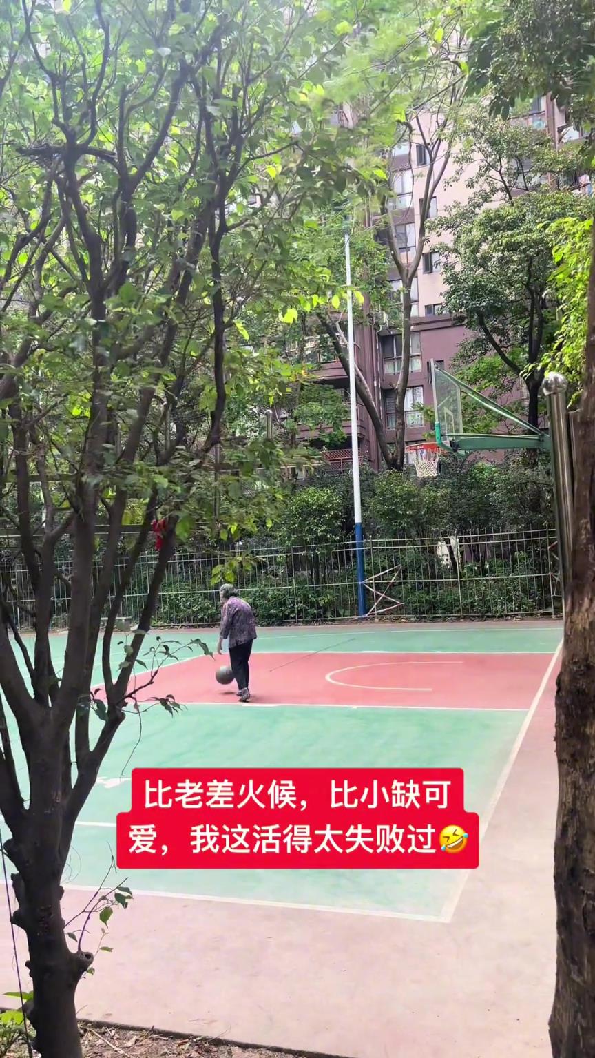 這阿婆單手一投一個準(zhǔn)，姜還是老的辣