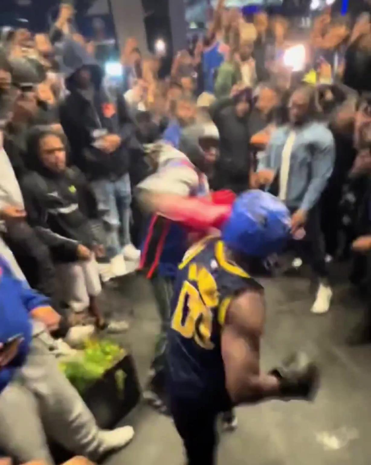 這不比場上好看？尼克斯&步行者球迷賽后直接1v1拳擊