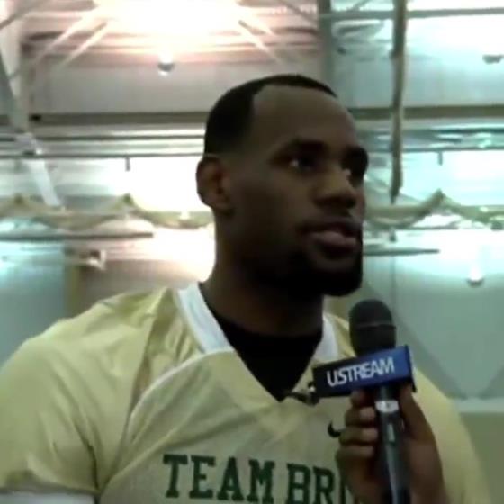 哥兩個還會這個??？11年NBA停擺期間老詹和阿杜組隊玩橄欖球