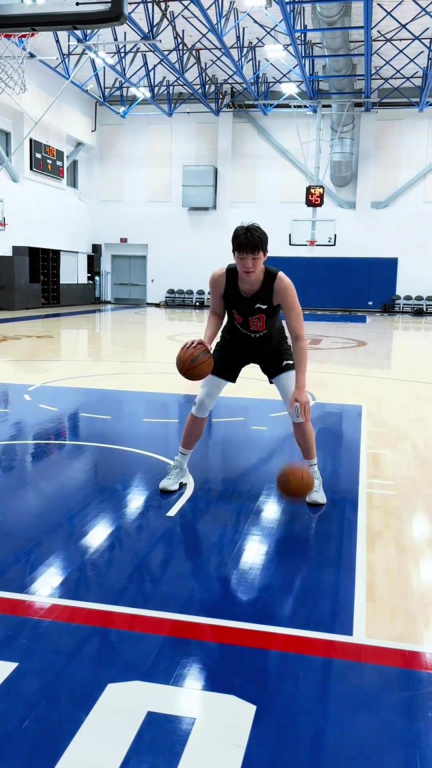 楊瀚森今日份訓(xùn)練！這個左右手運球協(xié)調(diào)性真不錯