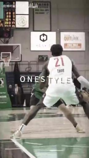 正統(tǒng)美式后衛(wèi)！JD戴維森炒菜后低手合球，對抗上籃打進(jìn)！