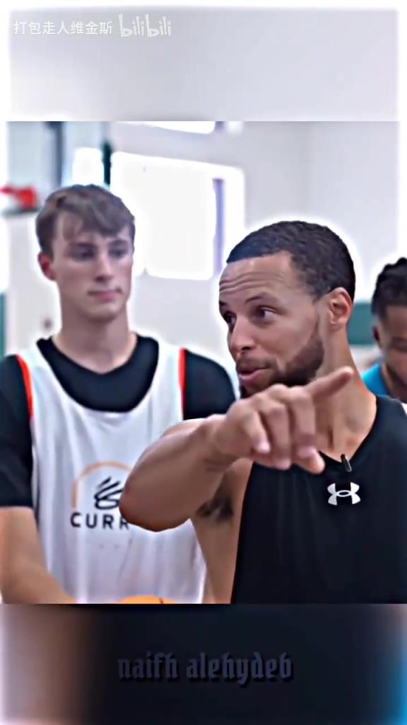 庫里：其實這個暴扣是我教的！當(dāng)弗拉格出現(xiàn)在庫里的訓(xùn)練營！