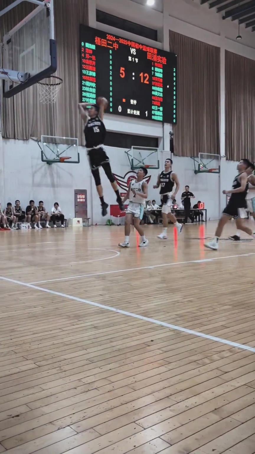 起來就扣??！現(xiàn)在的初中生都這么打球的嗎