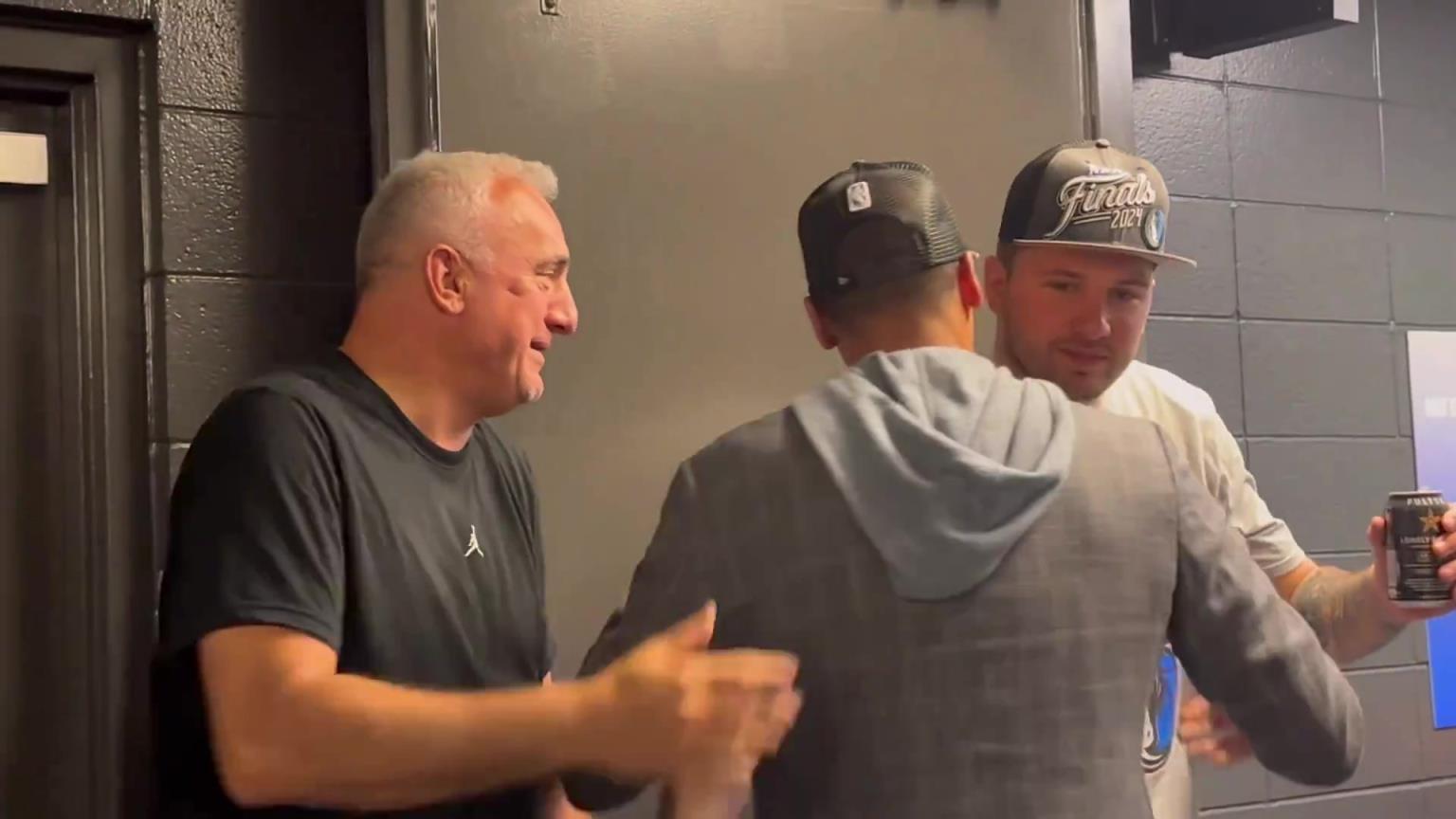 去年的今天，東契奇率隊殺入總決賽，賽后喝啤酒被芬利沒收