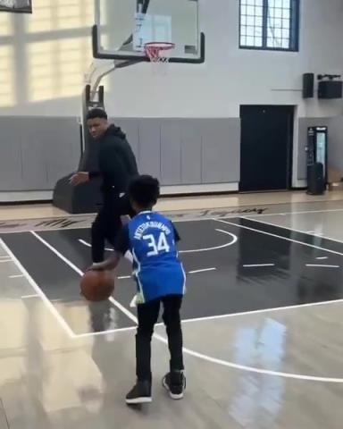 交易價值急劇下降！字母哥和小球迷單挑被當(dāng)面絕殺