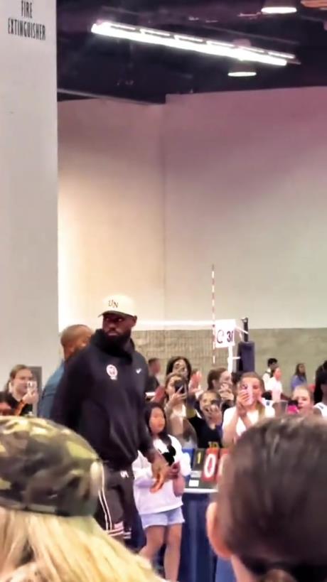 什么是巨星啊！詹姆斯現(xiàn)身排球場(chǎng)被小球迷包圍 這就是行走的流量