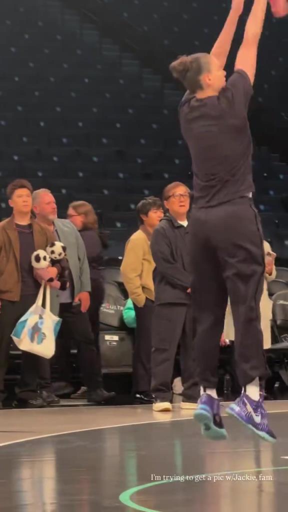 71歲成龍現(xiàn)身巴克萊中心看女籃比賽：她們投籃怎么那么準(zhǔn)！??！